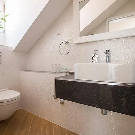 Flores Pensjonat 4*